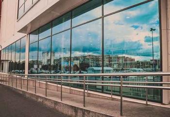 витражное остекления общественного здания в Белгороде
